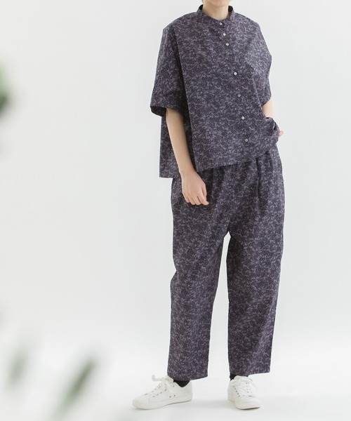 nop de nod（ノップドゥノッド）の「Cielダークフラワープリント5分袖シャツ（シャツ/ブラウス・レディース・ダークグレー/ダークブルー・3）」の4枚目の写真