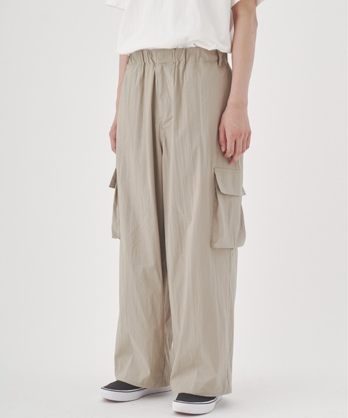 YOEL(ヨエル)の「YOEL - nylon cargo pants / ナイロンカーゴパンツ(カーゴパンツ・メンズ・グレイッシュベージュ/ブラック・MEDIUM/LARGE)」の2枚目の写真