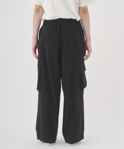 YOEL(ヨエル)の「YOEL - nylon cargo pants / ナイロンカーゴパンツ(カーゴパンツ・メンズ・グレイッシュベージュ/ブラック・MEDIUM/LARGE)」の4枚目の写真