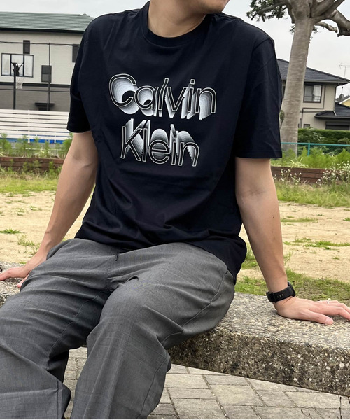 Calvin Klein(カルバン・クライン)の「Calvin Klein/ カルバンクライン グラフィックロゴプリント クルーネック 半袖Tシャツ SS GRADIENT LOGO TEE(Tシャツ/カットソー・メンズ・ホワイト・S/M/L)」の4枚目の写真