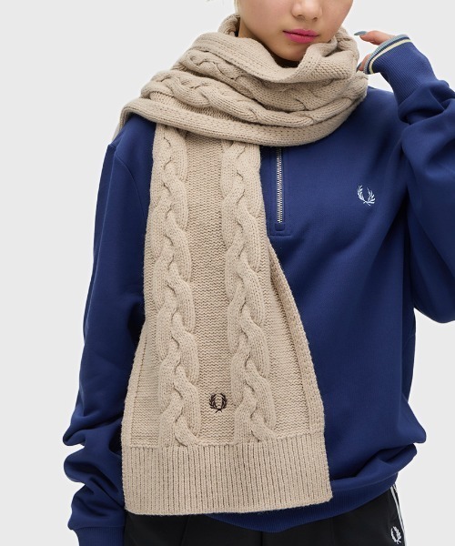 FRED PERRY（フレッドペリー）の「ラムウールケーブルマフラー／Lambswool Cable Scarf（マフラー・メンズ・ブラック/ベージュ/ネイビー/ベージュ系その他・ONE SIZE）」の4枚目の写真