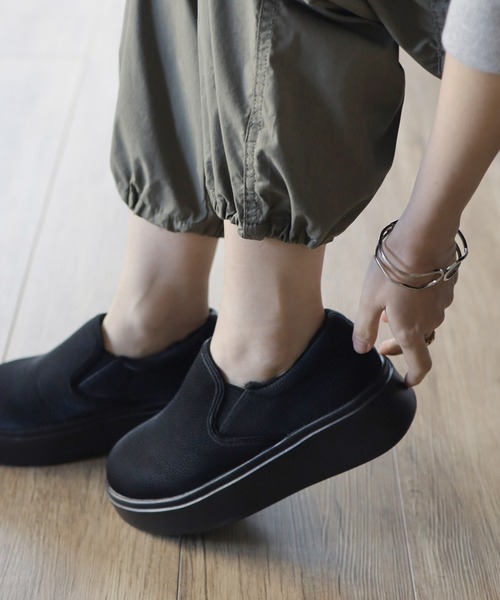 SESTO(セスト)の「インナーボア軽量厚底スリッポンスニーカー(スリッポン・レディース・ブラック/アイボリー/シルバー・LL/3L/S/M/L)」の10枚目の写真