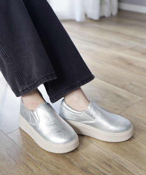 SESTO(セスト)の「インナーボア軽量厚底スリッポンスニーカー(スリッポン・レディース・ブラック/アイボリー/シルバー・LL/3L/S/M/L)」の19枚目の写真