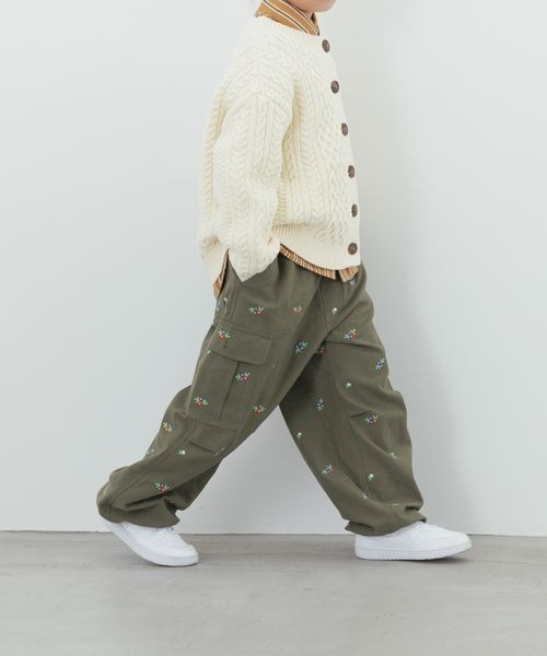 LOWRYS FARM（ローリーズファーム）の「シシュウバックサテンカーゴパンツ　 137937（カーゴパンツ・キッズ・カーキ・110cm/120cm/130cm/140cm/150cm）」の2枚目の写真