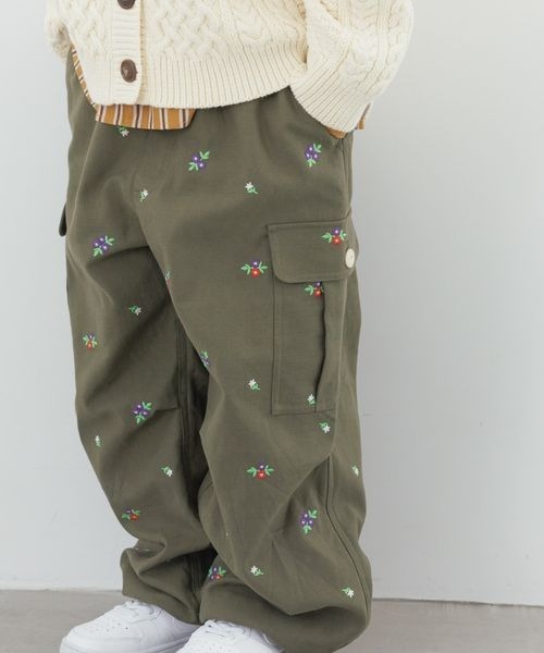 LOWRYS FARM（ローリーズファーム）の「シシュウバックサテンカーゴパンツ　 137937（カーゴパンツ・キッズ・カーキ・110cm/120cm/130cm/140cm/150cm）」の3枚目の写真