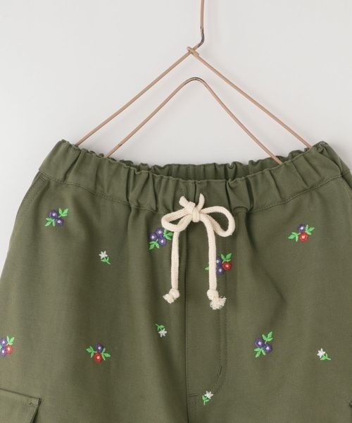 LOWRYS FARM（ローリーズファーム）の「シシュウバックサテンカーゴパンツ　 137937（カーゴパンツ・キッズ・カーキ・110cm/120cm/130cm/140cm/150cm）」の5枚目の写真