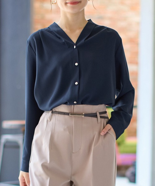 Honeys（ハニーズ）の「【抗菌防臭】Ｖネックブラウス（シャツ/ブラウス・レディース・ホワイト/キャメル/ネイビー/ブラック/ブルーグリーン・S/M/L/LL/3L）」の3枚目の写真