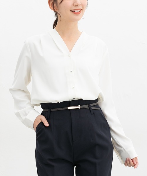 Honeys（ハニーズ）の「【抗菌防臭】Ｖネックブラウス（シャツ/ブラウス・レディース・ホワイト/キャメル/ネイビー/ブラック/ブルーグリーン・S/M/L/LL/3L）」の2枚目の写真