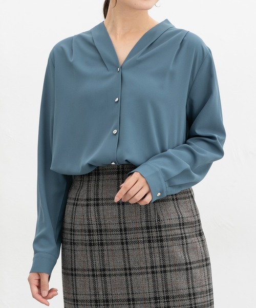 Honeys（ハニーズ）の「【抗菌防臭】Ｖネックブラウス（シャツ/ブラウス・レディース・ホワイト/キャメル/ネイビー/ブラック/ブルーグリーン・S/M/L/LL/3L）」の4枚目の写真