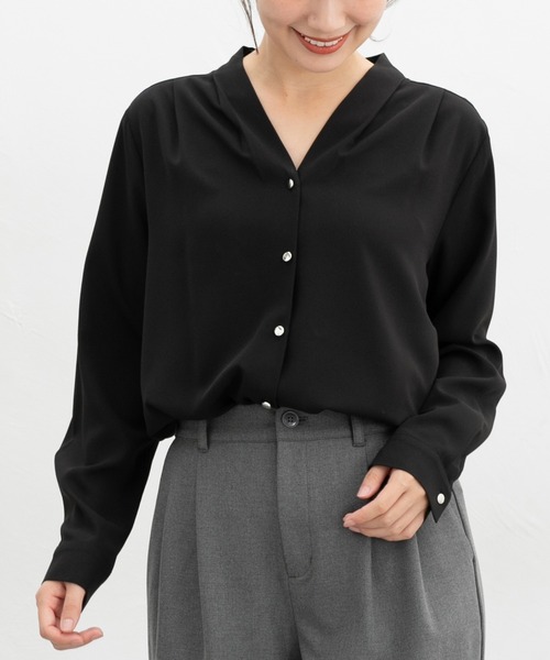 Honeys（ハニーズ）の「【抗菌防臭】Ｖネックブラウス（シャツ/ブラウス・レディース・ホワイト/キャメル/ネイビー/ブラック/ブルーグリーン・S/M/L/LL/3L）」の11枚目の写真