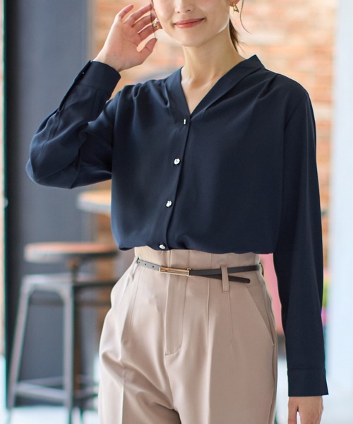 Honeys（ハニーズ）の「【抗菌防臭】Ｖネックブラウス（シャツ/ブラウス・レディース・ホワイト/キャメル/ネイビー/ブラック/ブルーグリーン・S/M/L/LL/3L）」の14枚目の写真