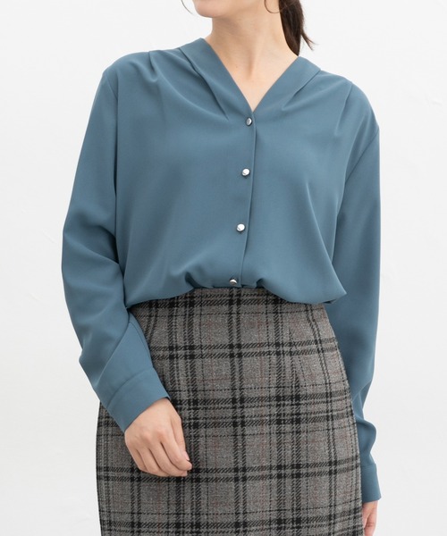 Honeys（ハニーズ）の「【抗菌防臭】Ｖネックブラウス（シャツ/ブラウス・レディース・ホワイト/キャメル/ネイビー/ブラック/ブルーグリーン・S/M/L/LL/3L）」の18枚目の写真