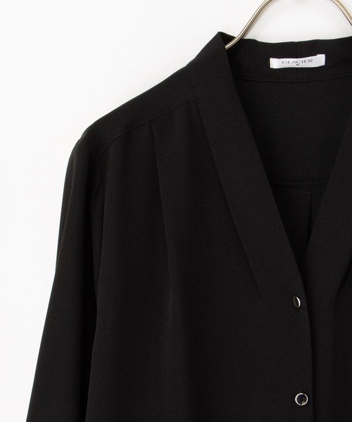 Honeys（ハニーズ）の「【抗菌防臭】Ｖネックブラウス（シャツ/ブラウス・レディース・ホワイト/キャメル/ネイビー/ブラック/ブルーグリーン・S/M/L/LL/3L）」の22枚目の写真