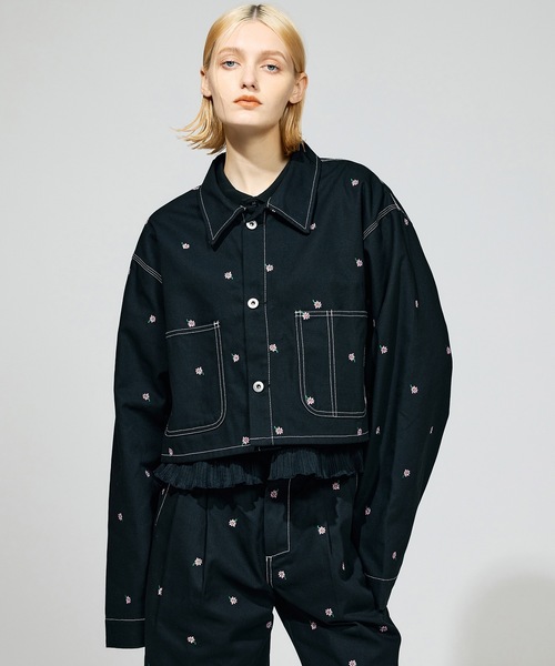 NON TOKYO（ノントーキョー）の「FLOWER EMBROIDERY SHORT COVERALL ( feat.UNIVERSALOVERALL)（デニムジャケット・レディース・キャメル/アイボリー/ブラック・1/2）」の4枚目の写真