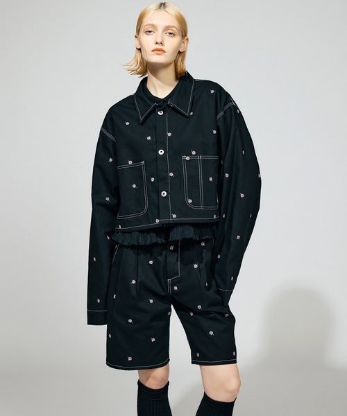 NON TOKYO（ノントーキョー）の「FLOWER EMBROIDERY SHORT COVERALL ( feat.UNIVERSALOVERALL)（デニムジャケット・レディース・キャメル/アイボリー/ブラック・1/2）」の5枚目の写真