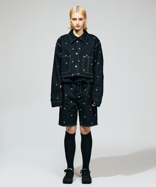 NON TOKYO（ノントーキョー）の「FLOWER EMBROIDERY SHORT COVERALL ( feat.UNIVERSALOVERALL)（デニムジャケット・レディース・キャメル/アイボリー/ブラック・1/2）」の6枚目の写真