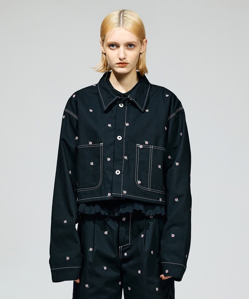 NON TOKYO（ノントーキョー）の「FLOWER EMBROIDERY SHORT COVERALL ( feat.UNIVERSALOVERALL)（デニムジャケット・レディース・キャメル/アイボリー/ブラック・1/2）」の7枚目の写真