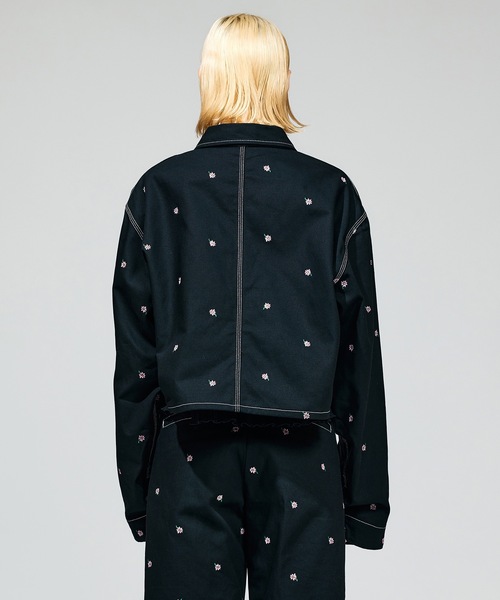 NON TOKYO（ノントーキョー）の「FLOWER EMBROIDERY SHORT COVERALL ( feat.UNIVERSALOVERALL)（デニムジャケット・レディース・キャメル/アイボリー/ブラック・1/2）」の9枚目の写真