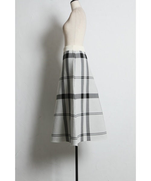 tocco closet（トッコ　クローゼット）の「【ZOZO限定】タータンチェックニットフレアスカート（スカート・レディース・オフホワイト/ネイビー/ブラック/レッド・M）」の7枚目の写真