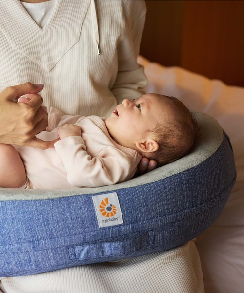 Ergobaby（エルゴベビー）の「ナチュラルカーブ・ナーシングピロー/ヴィンテージブルー/ベルト付き（授乳ケープ/授乳クッション・キッズ・グレイッシュブルー・ONE SIZE）」の3枚目の写真