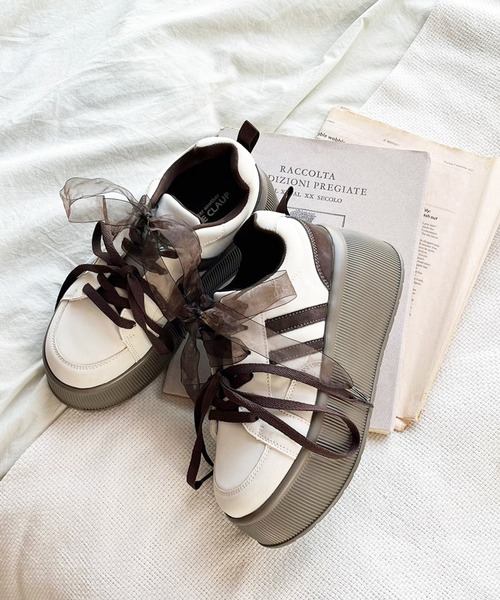 one after another NICE CLAUP(ワンアフターアナザーナイスクラップ)の「プラットフォームリボンカスタムスニーカー(スニーカー・レディース・アイボリー/モカ・S/M/L)」の3枚目の写真