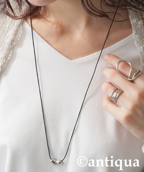 antiqua（アンティカ）の「レザーコードネックレス（ネックレス・レディース・ゴールド×ブラウン/シルバー×ブラック・FREE）」の5枚目の写真