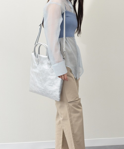 andrea cardone(アンドレアカルドネ)の「【ANDREA CARDONE】レザーハンドルファスナー付きバッグ(Q56314)(トートバッグ・レディース・シルバー・ALL)」の7枚目の写真