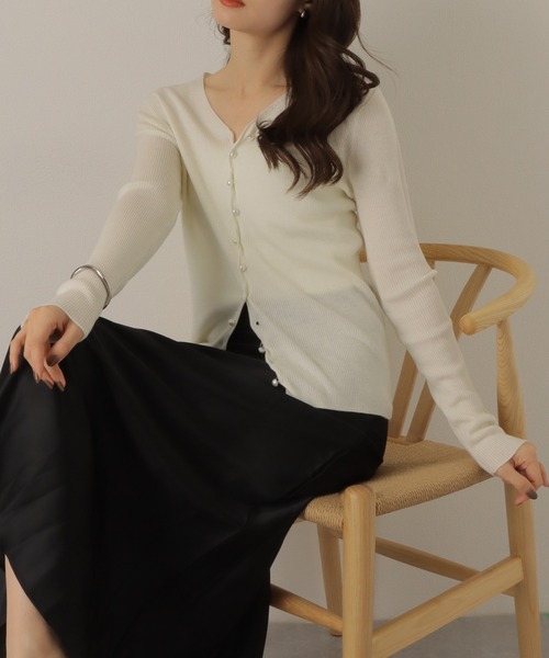 LAULEN(ローレン)の「v neck lib knit cardigan /メタルボタン シアーライン Vネック リブニット カーディガン(カーディガン/ボレロ・レディース・アイボリー/ブラック・FREE)」の13枚目の写真