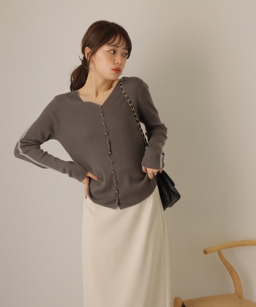 LAULEN(ローレン)の「v neck lib knit cardigan /メタルボタン シアーライン Vネック リブニット カーディガン(カーディガン/ボレロ・レディース・アイボリー/ブラック・FREE)」の15枚目の写真