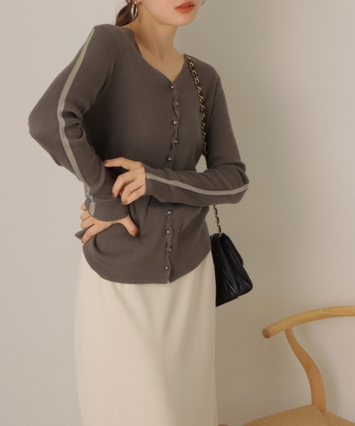 LAULEN(ローレン)の「v neck lib knit cardigan /メタルボタン シアーライン Vネック リブニット カーディガン(カーディガン/ボレロ・レディース・アイボリー/ブラック・FREE)」の16枚目の写真