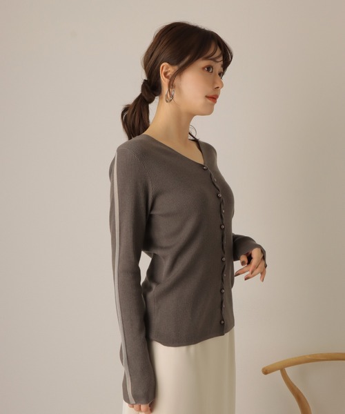 LAULEN(ローレン)の「v neck lib knit cardigan /メタルボタン シアーライン Vネック リブニット カーディガン(カーディガン/ボレロ・レディース・アイボリー/ブラック・FREE)」の17枚目の写真