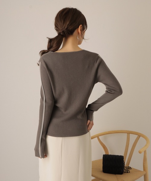 LAULEN(ローレン)の「v neck lib knit cardigan /メタルボタン シアーライン Vネック リブニット カーディガン(カーディガン/ボレロ・レディース・アイボリー/ブラック・FREE)」の3枚目の写真