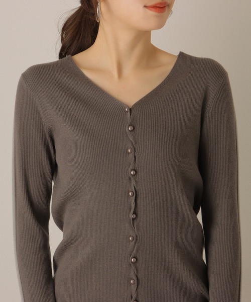 LAULEN(ローレン)の「v neck lib knit cardigan /メタルボタン シアーライン Vネック リブニット カーディガン(カーディガン/ボレロ・レディース・アイボリー/ブラック・FREE)」の6枚目の写真