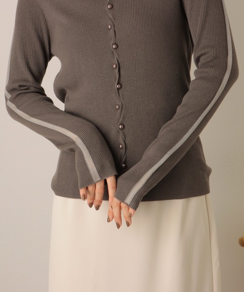 LAULEN(ローレン)の「v neck lib knit cardigan /メタルボタン シアーライン Vネック リブニット カーディガン(カーディガン/ボレロ・レディース・アイボリー/ブラック・FREE)」の7枚目の写真
