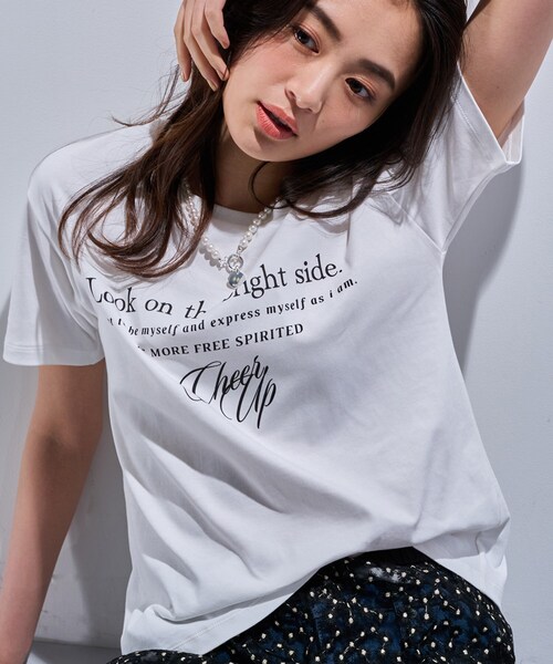 INDIVI(インディヴィ)の「【UVケア/選べるデザイン】フォト&ロゴ プリントTシャツ(Tシャツ/カットソー・レディース・サックスブルー系/ブラック系6/ホワイト系7/ホワイト系6/ホワイト系1/チャコール/イエロー系その他/チャコールグレー/ホワイト/ホワイト系その他6/ホワイト系・05/12/15 /13/19/38/34)」の2枚目の写真