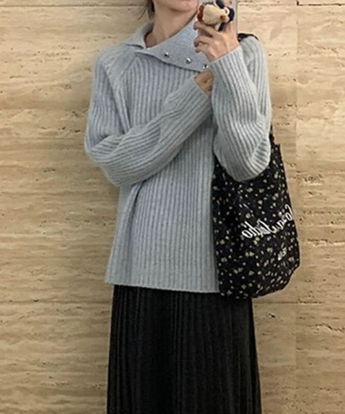 leune(ルネ)の「ボタンダウンタートルネックリブニット(ニット/セーター・レディース・チャコール/アイボリー/ブルー・FREE)」の5枚目の写真