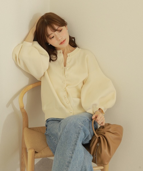 LAULEN(ローレン)の「pearl button knit cardigan /パールボタン ボリュームスリーブ ニット カーディガン(カーディガン/ボレロ・レディース・アイボリー/ブラック・FREE)」の14枚目の写真