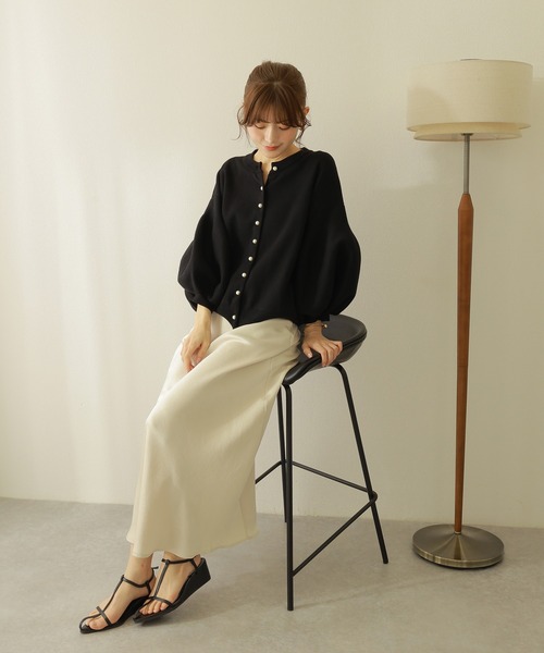 LAULEN(ローレン)の「pearl button knit cardigan /パールボタン ボリュームスリーブ ニット カーディガン(カーディガン/ボレロ・レディース・アイボリー/ブラック・FREE)」の6枚目の写真