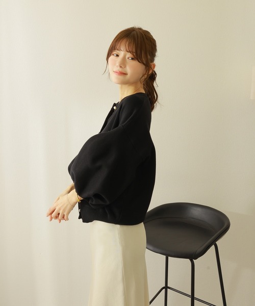 LAULEN(ローレン)の「pearl button knit cardigan /パールボタン ボリュームスリーブ ニット カーディガン(カーディガン/ボレロ・レディース・アイボリー/ブラック・FREE)」の5枚目の写真