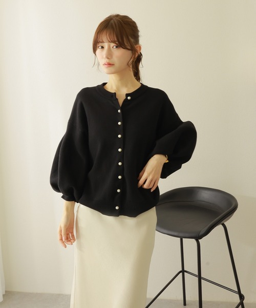 LAULEN(ローレン)の「pearl button knit cardigan /パールボタン ボリュームスリーブ ニット カーディガン(カーディガン/ボレロ・レディース・アイボリー/ブラック・FREE)」の4枚目の写真
