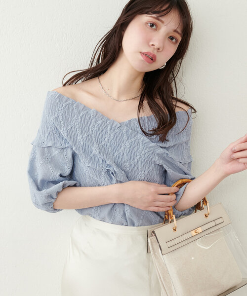 natural couture（ナチュラルクチュール）の「【WEB限定】アイレットカットレースクロスオフショルプルオーバー（Tシャツ/カットソー・レディース・オフホワイト/サックスブルー/ブラック・FREE）」の3枚目の写真