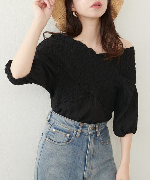 natural couture（ナチュラルクチュール）の「【WEB限定】アイレットカットレースクロスオフショルプルオーバー（Tシャツ/カットソー・レディース・オフホワイト/サックスブルー/ブラック・FREE）」の2枚目の写真