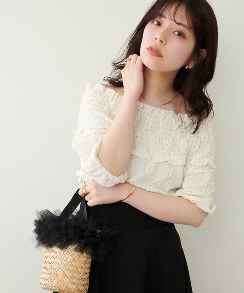 natural couture（ナチュラルクチュール）の「【WEB限定】アイレットカットレースクロスオフショルプルオーバー（Tシャツ/カットソー・レディース・オフホワイト/サックスブルー/ブラック・FREE）」の4枚目の写真