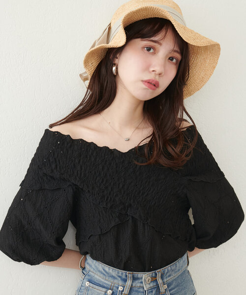 natural couture（ナチュラルクチュール）の「【WEB限定】アイレットカットレースクロスオフショルプルオーバー（Tシャツ/カットソー・レディース・オフホワイト/サックスブルー/ブラック・FREE）」の6枚目の写真