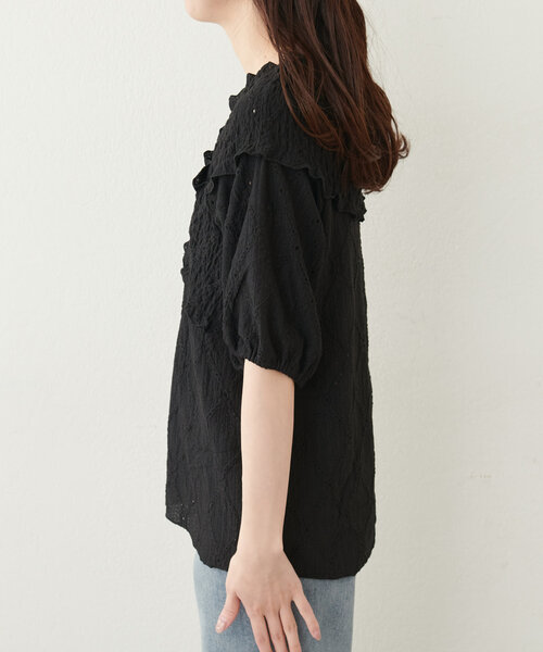 natural couture（ナチュラルクチュール）の「【WEB限定】アイレットカットレースクロスオフショルプルオーバー（Tシャツ/カットソー・レディース・オフホワイト/サックスブルー/ブラック・FREE）」の15枚目の写真