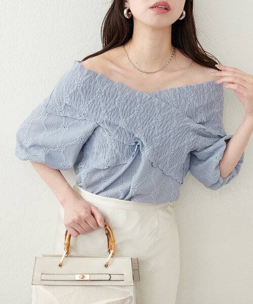 natural couture（ナチュラルクチュール）の「【WEB限定】アイレットカットレースクロスオフショルプルオーバー（Tシャツ/カットソー・レディース・オフホワイト/サックスブルー/ブラック・FREE）」の10枚目の写真