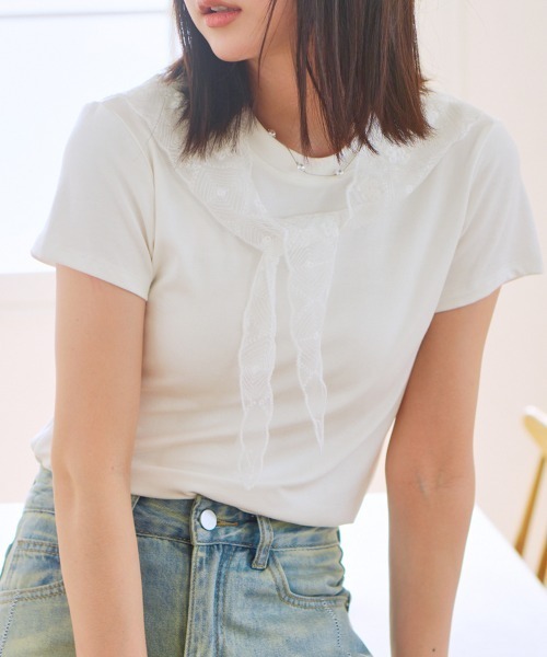 Rejoule(リジュール)の「レーススカーフ付き クロップド丈コンパクトTシャツ(Tシャツ/カットソー・レディース・チャコールグレー/ライトイエロー/ライトブルー/ホワイト・FREE)」の2枚目の写真