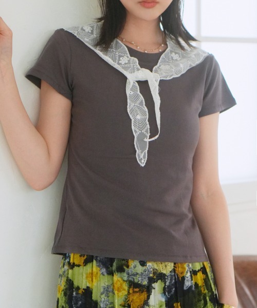 Rejoule(リジュール)の「レーススカーフ付き クロップド丈コンパクトTシャツ(Tシャツ/カットソー・レディース・チャコールグレー/ライトイエロー/ライトブルー/ホワイト・FREE)」の1枚目の写真