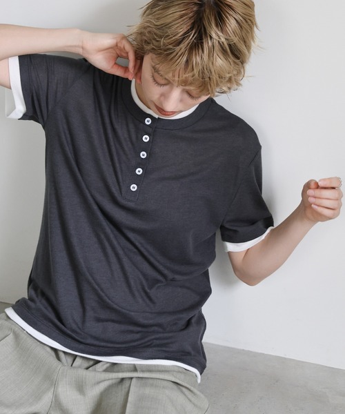 select MOCA(セレクトモカ)の「レイヤードライクヘンリーネックシアートップス(Tシャツ/カットソー・レディース・ベージュ/チャコール/グレー・FREE)」の1枚目の写真