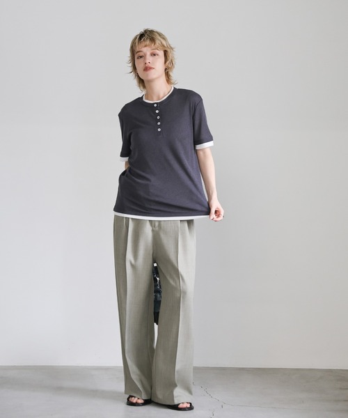 select MOCA(セレクトモカ)の「レイヤードライクヘンリーネックシアートップス(Tシャツ/カットソー・レディース・ベージュ/チャコール/グレー・FREE)」の6枚目の写真